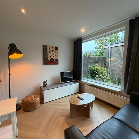 아파트 2p Semi-detached House - Fenced Shared Garden - 5 Min Walk To *