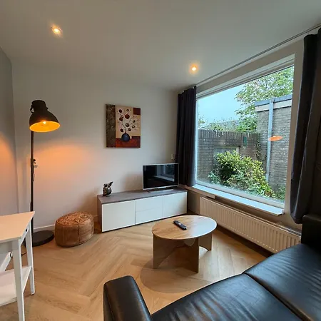 2p Semi-detached House - Fenced Shared Garden - 5 Min Walk To *