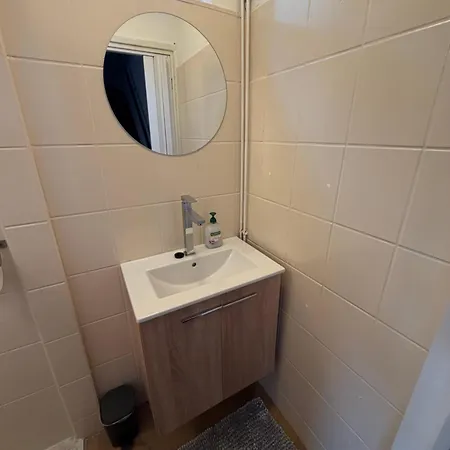2p Semi-detached House - Fenced Shared Garden - 5 Min Walk To