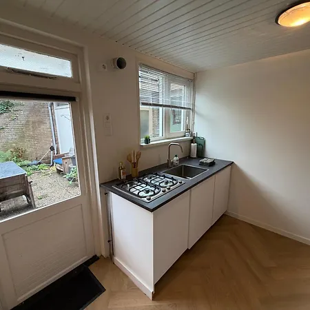 아파트 2p Semi-detached House - Fenced Shared Garden - 5 Min Walk To 비크안지