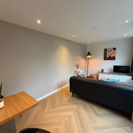 2p Semi-detached House - Fenced Shared Garden - 5 Min Walk To 아파트 *