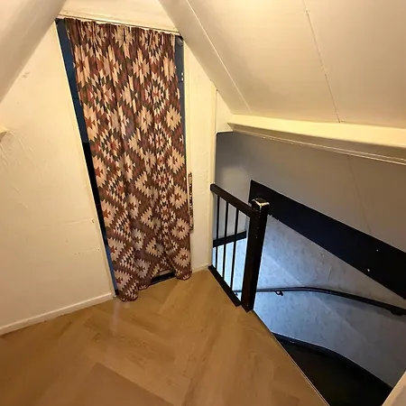 2p Semi-detached House - Fenced Shared Garden - 5 Min Walk To 아파트