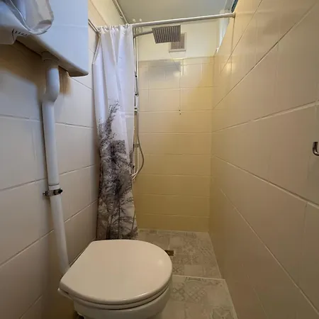 2p Semi-detached House - Fenced Shared Garden - 5 Min Walk To 아파트