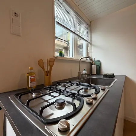 2p Semi-detached House - Fenced Shared Garden - 5 Min Walk To 아파트