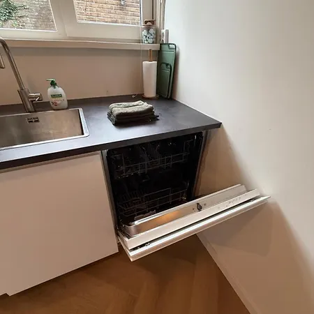 아파트 2p Semi-detached House - Fenced Shared Garden - 5 Min Walk To 비크안지